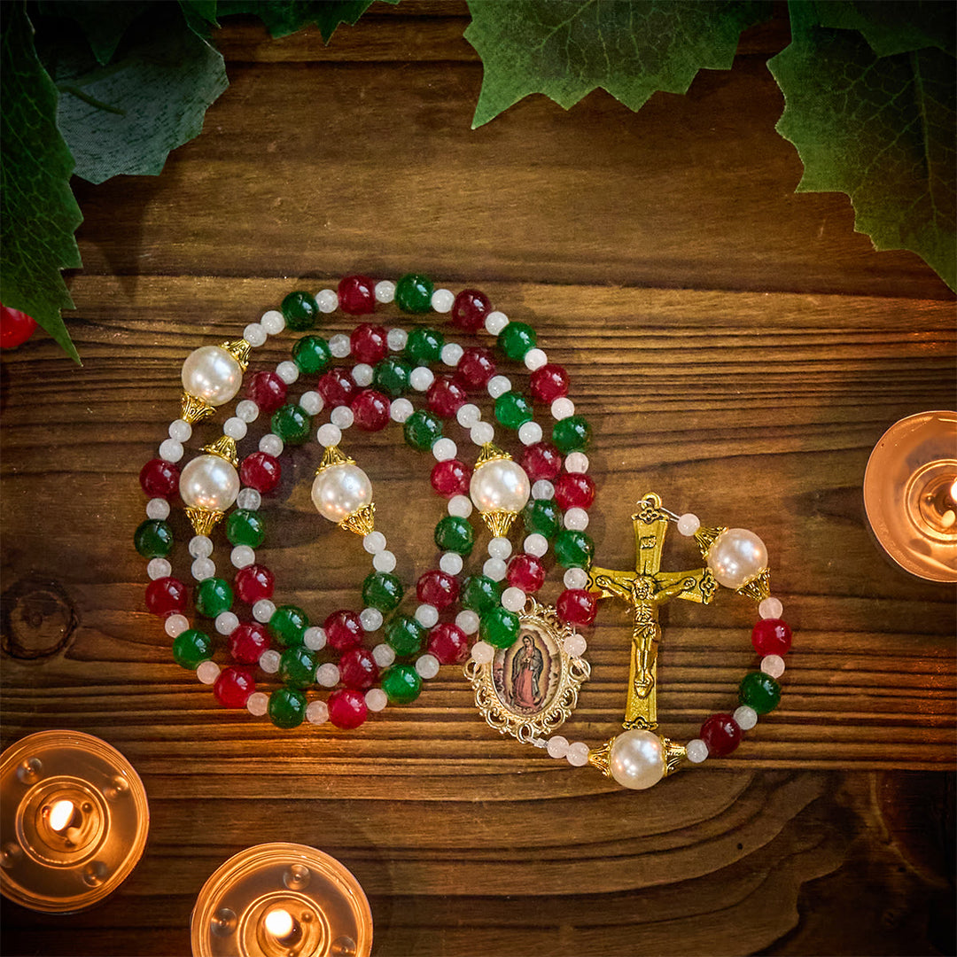 Christianartworkshop Holly Wreath Christmas Tricolor Beads Rosary: Celebrate the Holy Birth - Christmas Rosary - image 0